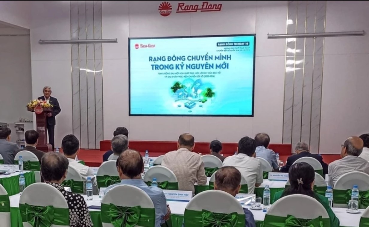 Các đại biểu trình bày tham luận trong chương trình.