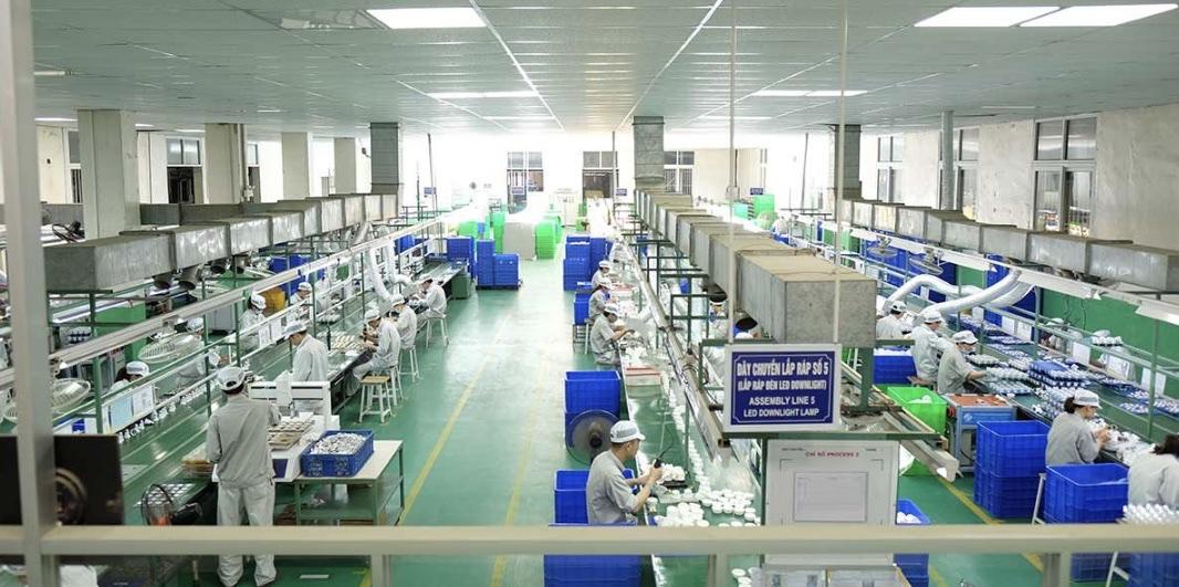 Từ một nhà máy sản xuất bóng đèn phích nước truyền thống nay đã chuyển sang nhà máy sản xuất điện tử (sản phẩm của I-4.0+) trên các dây chuyền sản xuất hiện đại.