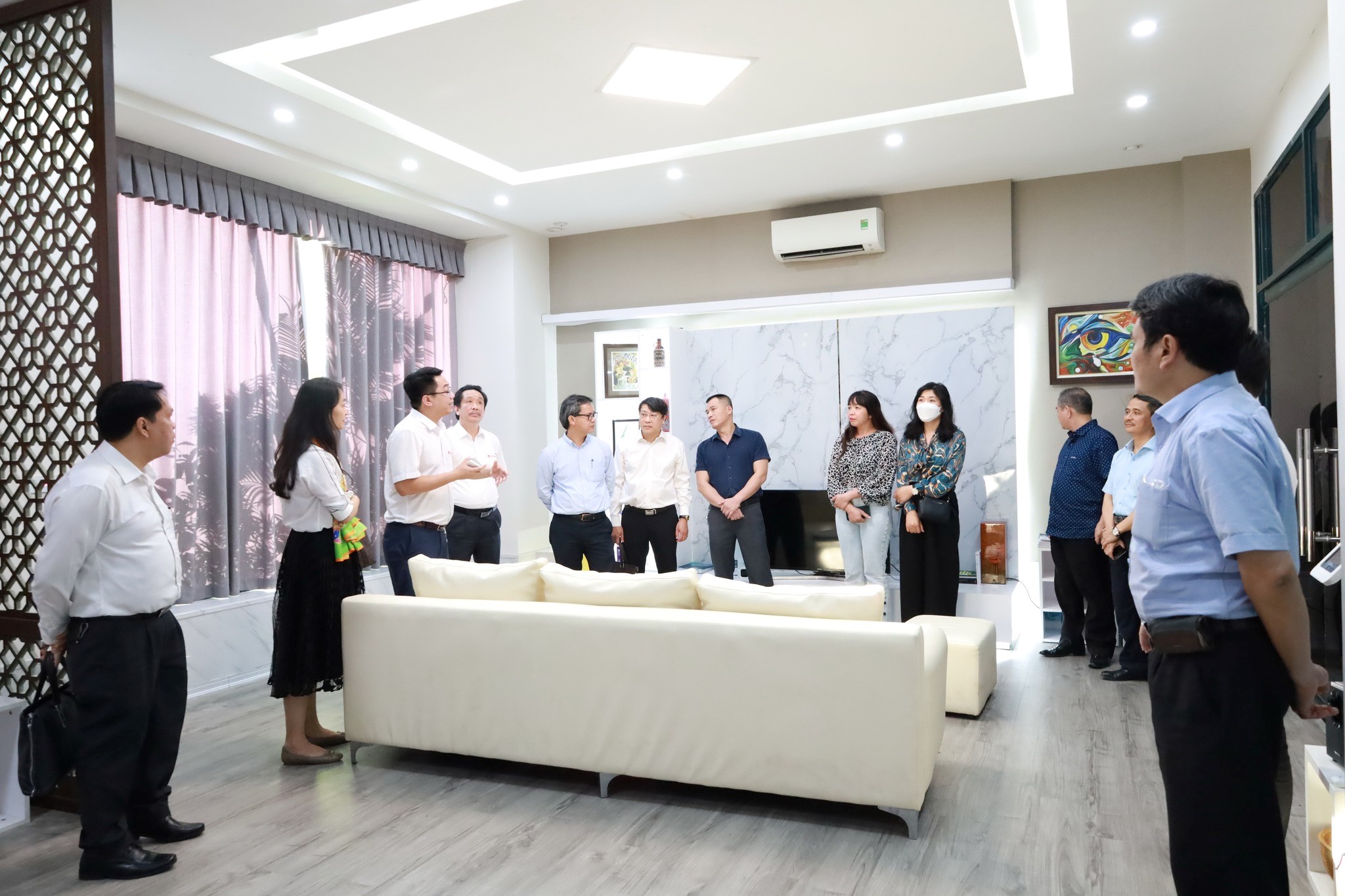 Đoàn khảo sát thăm quan Showroom Smart Home của Rạng Đông