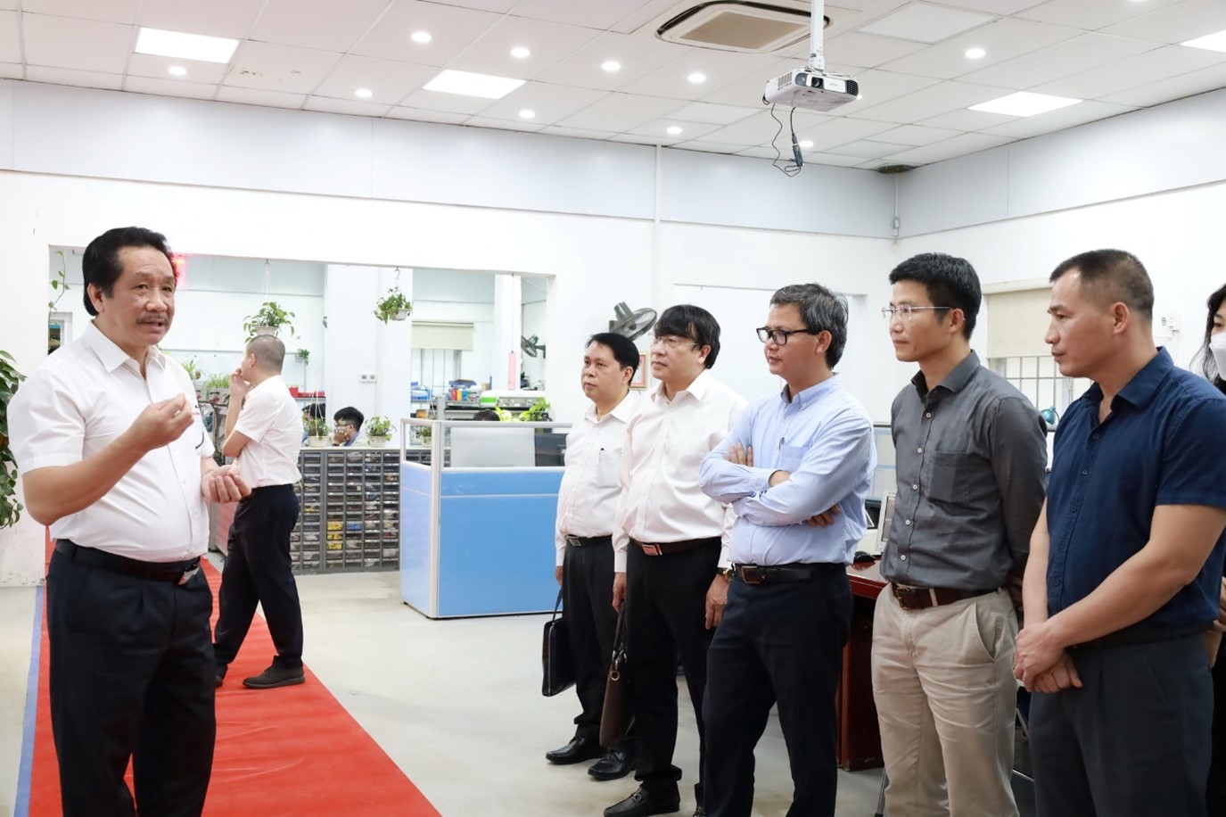 Đoàn khảo sát thăm quan Trung tâm R&D công nghệ kỹ thuật số của Rạng Đông.