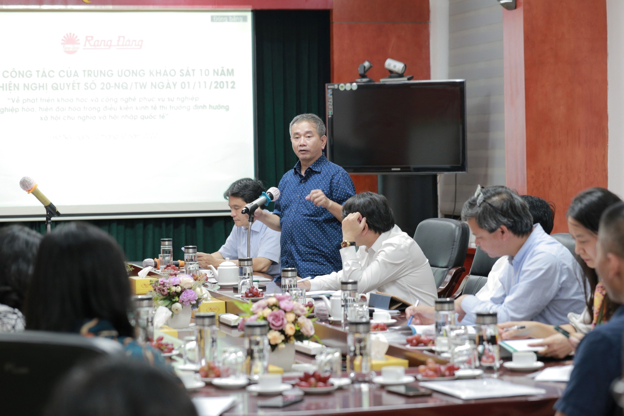 Đồng chí Phạm Hồng Tung, Viện trưởng Viện Việt Nam học và Khoa học phát triển, Đại học Quốc gia Hà Nội phát biểu tại buổi làm việc.