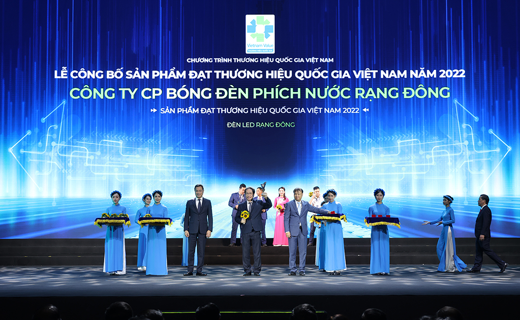 Ông Nguyễn Đoàn Kết – Phó Tổng Giám đốc Công ty Cổ phần Bóng đèn Phích nước Rạng Đông lên nhận giải thưởng