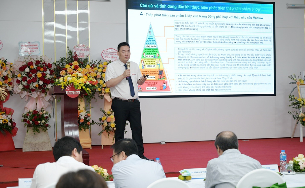 Anh Nguyễn Hoàng Kiên – Quản đốc Xưởng LED, Điện tử & TBCS báo cáo chương trình trọng tâm: Hoàn thiện phát triển Hệ sinh thái SP/DV 4.0 và sản xuất thông minh