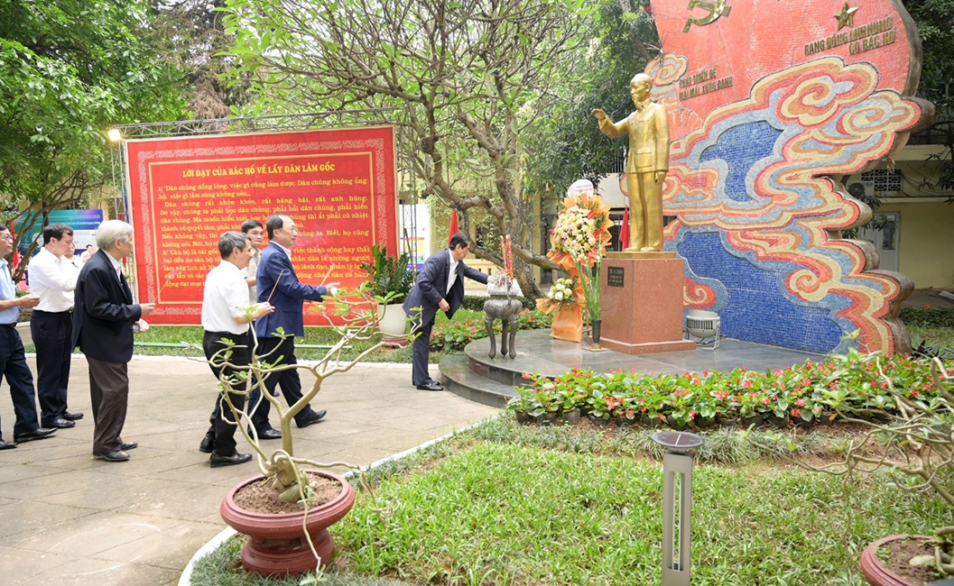 CBCNV Rạng Đông dâng hương tưởng niệm Chủ tịch Hồ Chí Minh