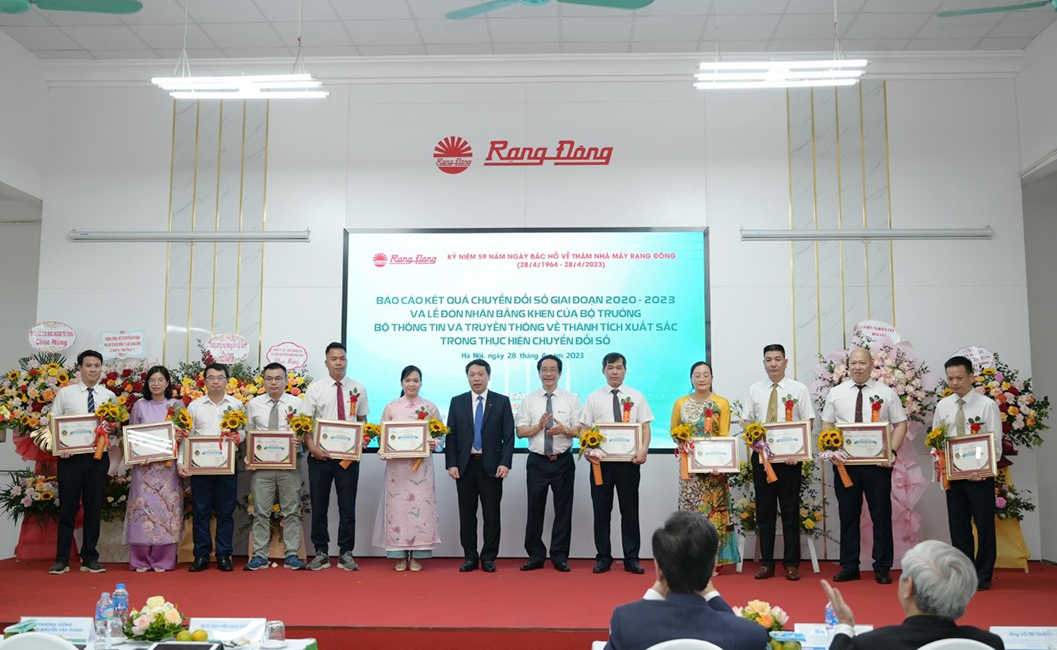 Đ/c Nguyễn Huy Dũng - Thứ trưởng Bộ Thông tin và Truyền thông và ông Nguyễn Đoàn Kết - Phó TGĐ Công ty trao phần thưởng cho các Teamwork xuất sắc.