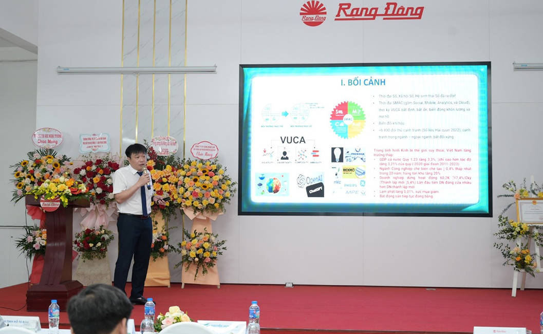 ​Anh Nguyễn Lê Thăng – Trưởng phòng bán hàng 1 báo cáo chương trình trọng tâm: Triển khai mô hình kinh doanh thời đại số DBM của Rạng Đông