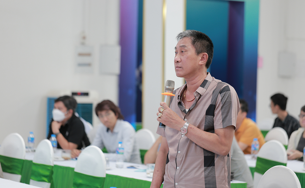 Ông Lê Đình Hưng – Cổ đông lớn của Công ty thảo luận tại Đại hội