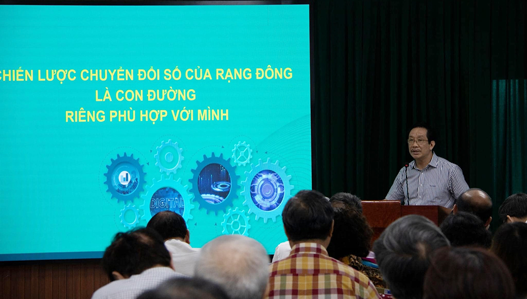 Phó TGĐ Nguyễn Đoàn Kết trình bày tham luận về chiến lược chuyển đổi số của Rạng Đông