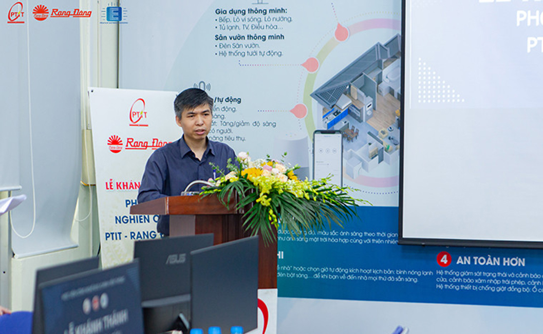 TS. Nguyễn Ngọc Minh, Trưởng khoa Kỹ thuật Điện tử 1 phát biểu tại buổi Lễ