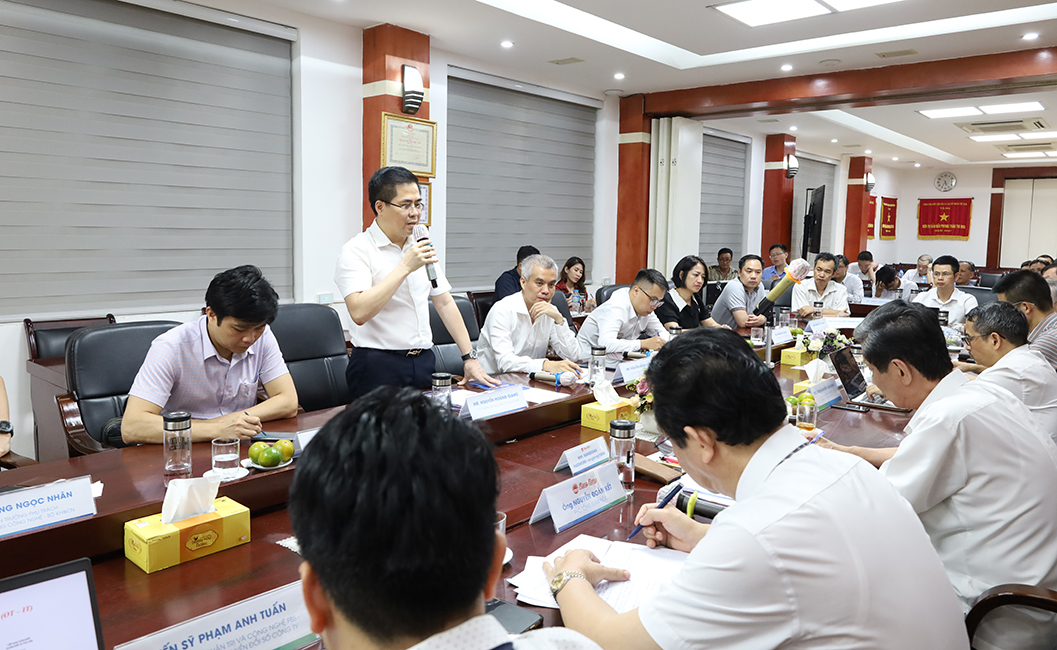 Thứ trưởng Hoàng Văn Giang đánh giá rất cao việc ứng dụng KHCN, đổi mới sáng tạo & chuyển đổi số đã giúp Rạng Đông kết quả sản xuất kinh doanh cao