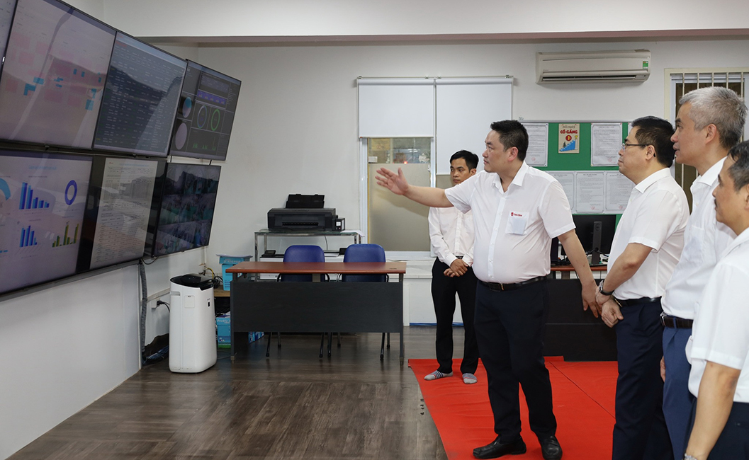 Anh Nguyễn Hoàng Kiên – Quản đốc Xưởng LED – Điện tử & TBCS giới thiệu về Trung tâm điều hành số của xưởng
