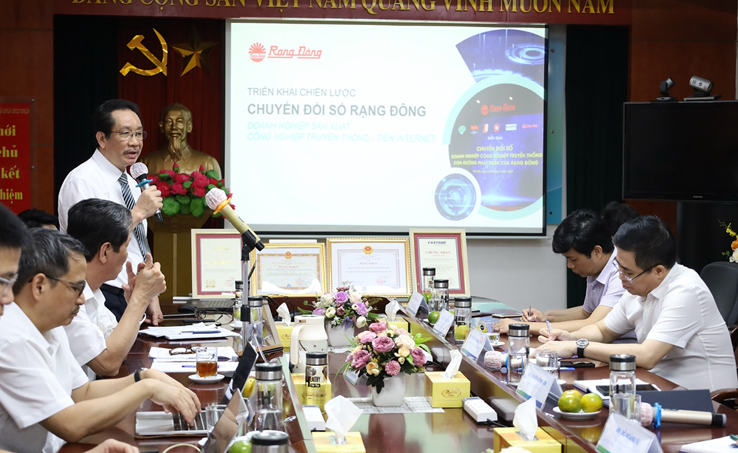 Phó Tổng Giám đốc Nguyễn Đoàn Kết báo cáo về việc triển khai chiến lược chuyển đổi số của Rạng Đông