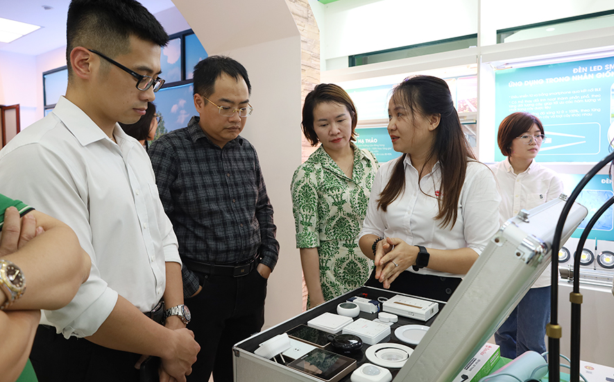 Các thành viên trong đoàn JCI Hanoi trải nghiệm các sản phẩm thông minh của Rạng Đông