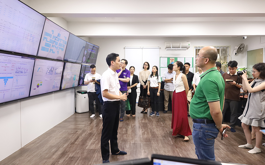 Đoàn JCI Hanoi rất quan tâm, thích thú khi được trải nghiệm tại trung tâm điều hành số của xưởng sản xuất lớn