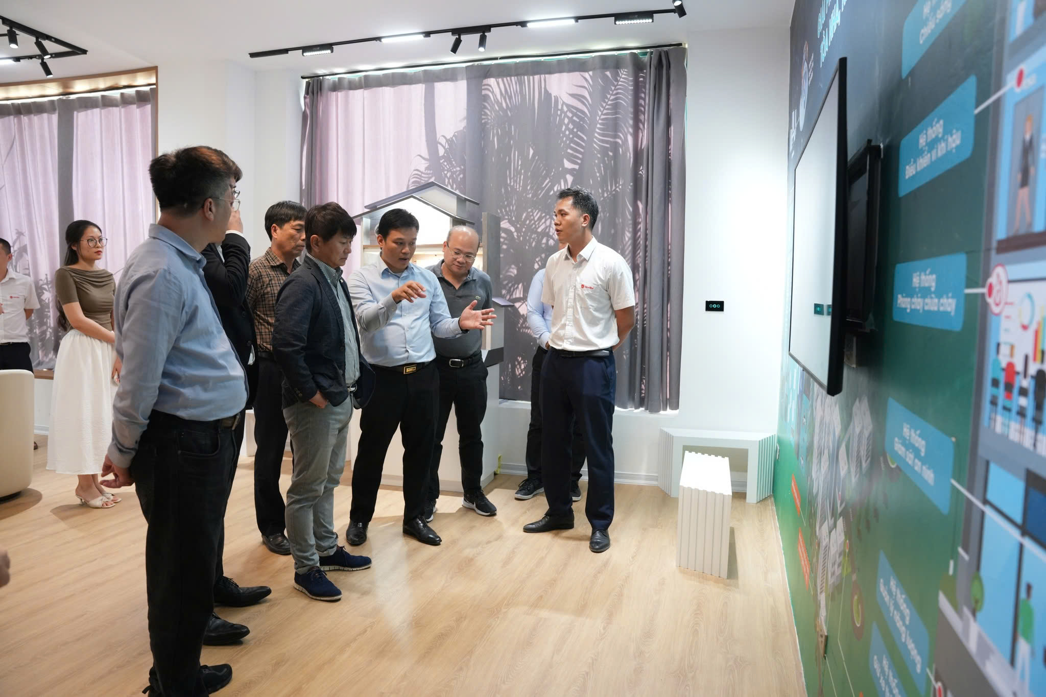 Đoàn khách hàng Nhật Bản trải nghiệm tại showroom giải pháp dân cư (Tổ hợp tích hợp tòa nhà và Smarthome)