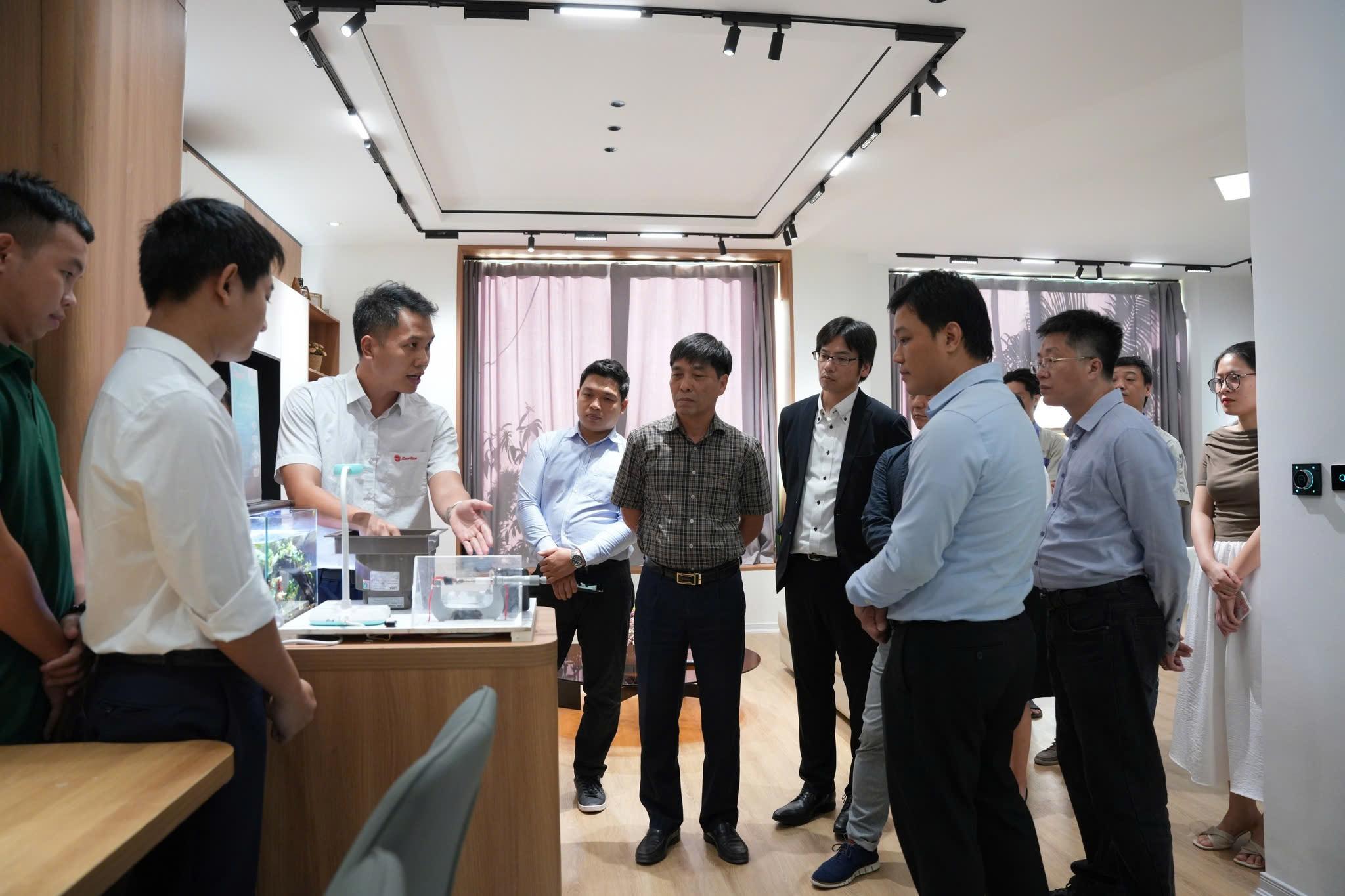 Đoàn khách hàng Nhật Bản trải nghiệm tại showroom giải pháp dân cư (Tổ hợp tích hợp tòa nhà và Smarthome)