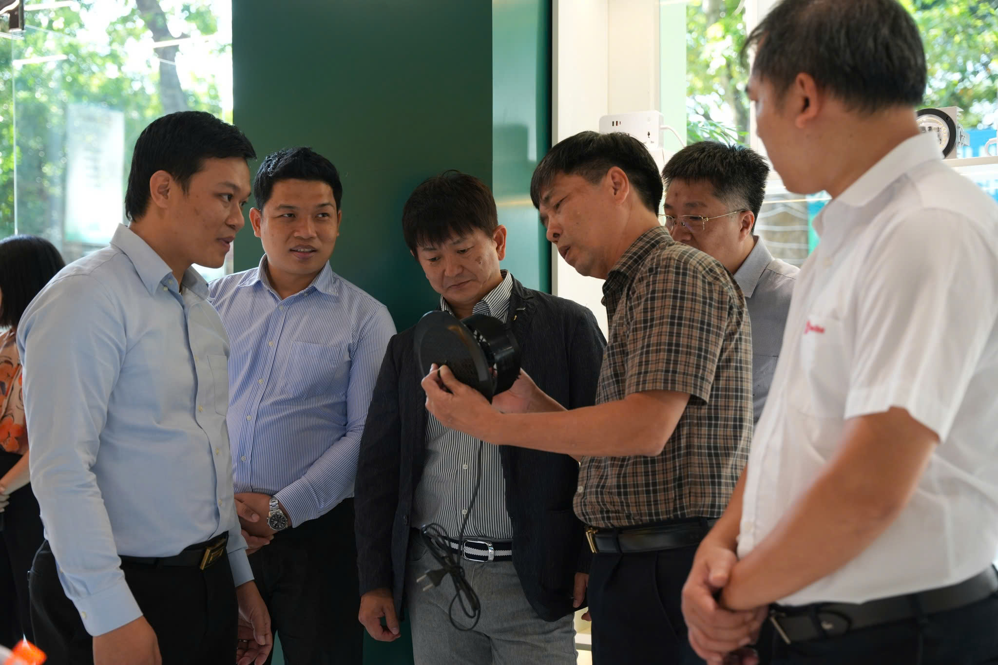 Phó TGĐ Trần Trung Tưởng giới thiệu các sản phẩm chiếu sáng của Rạng Đông tới đoàn khách