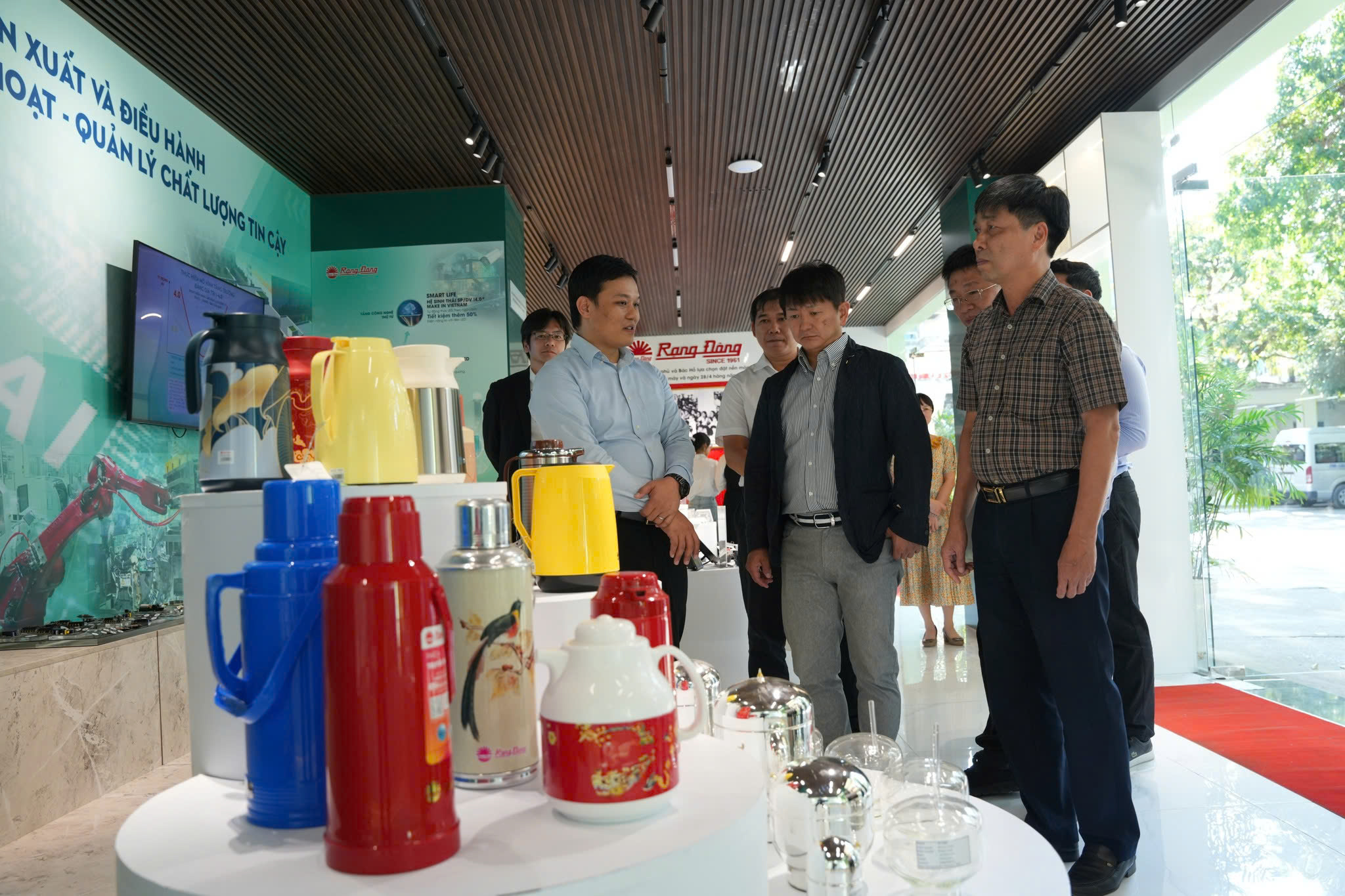 Đoàn khách hàng trải nghiệm tại Showroom truyền thống và năng lực sản xuất LED, Phích và xuất khẩu