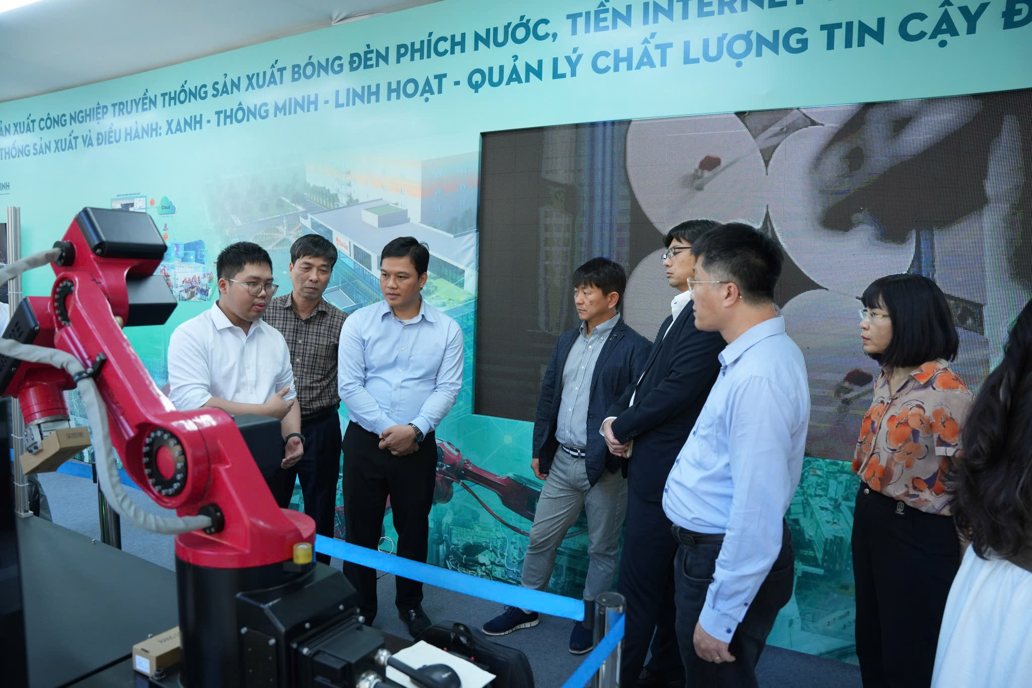 Các quan khách rất quan tâm tới hệ thống sản xuất thông minh của Rạng Đông