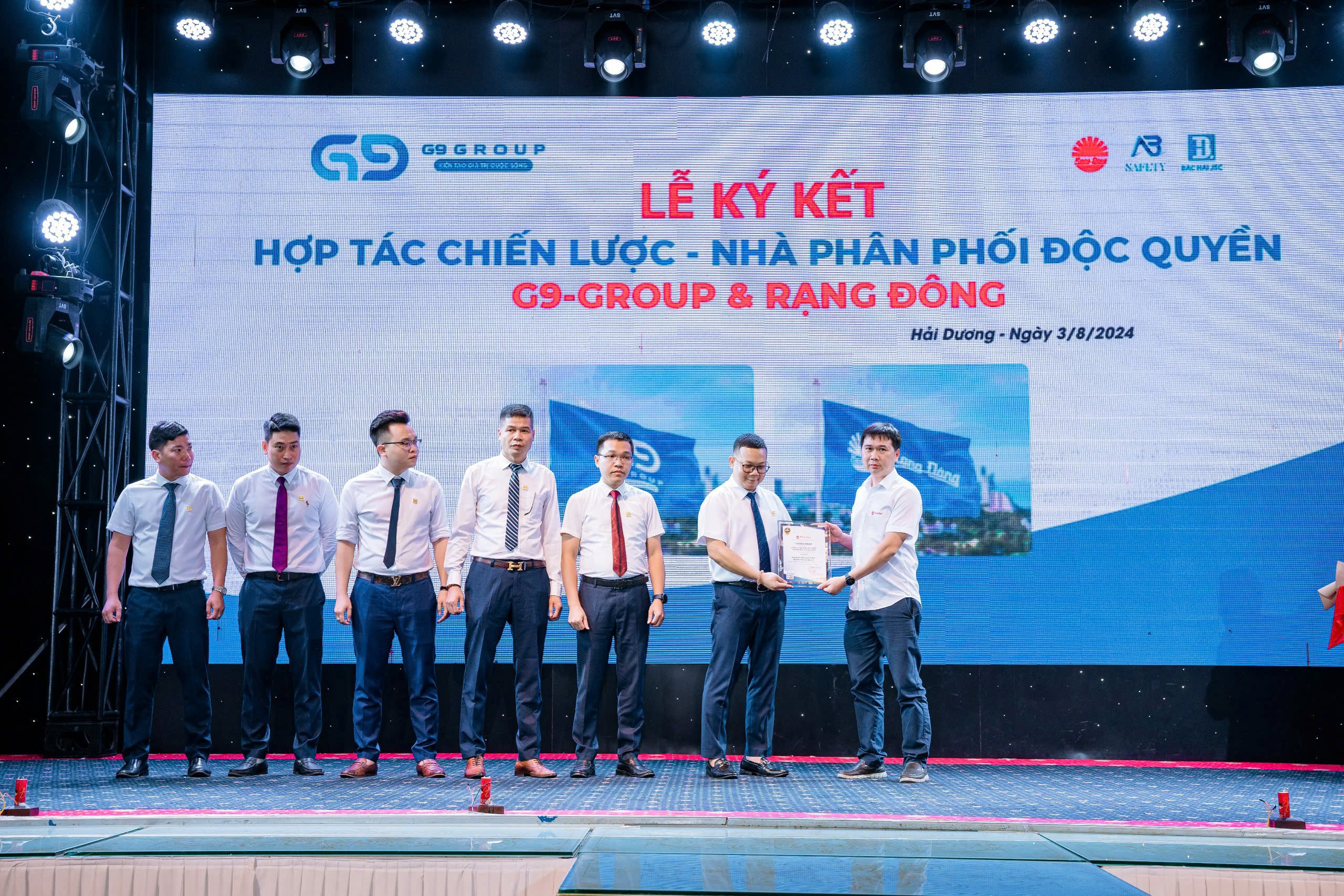 Đại diện Rạng Đông trao chứng nhận nhà phân phối các sản phẩm Smart của Rạng Đông cho G9 Group