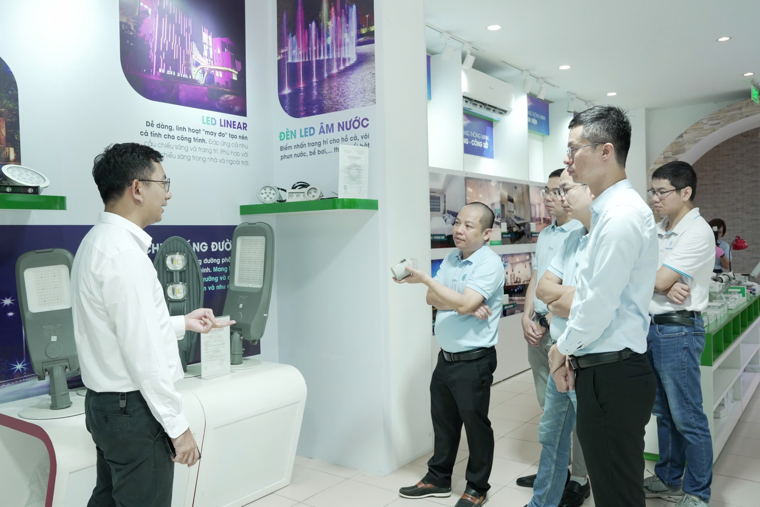 Đoàn công tác của SCS trải nghiệm các sản phẩm, giải pháp chiếu sáng Smart City