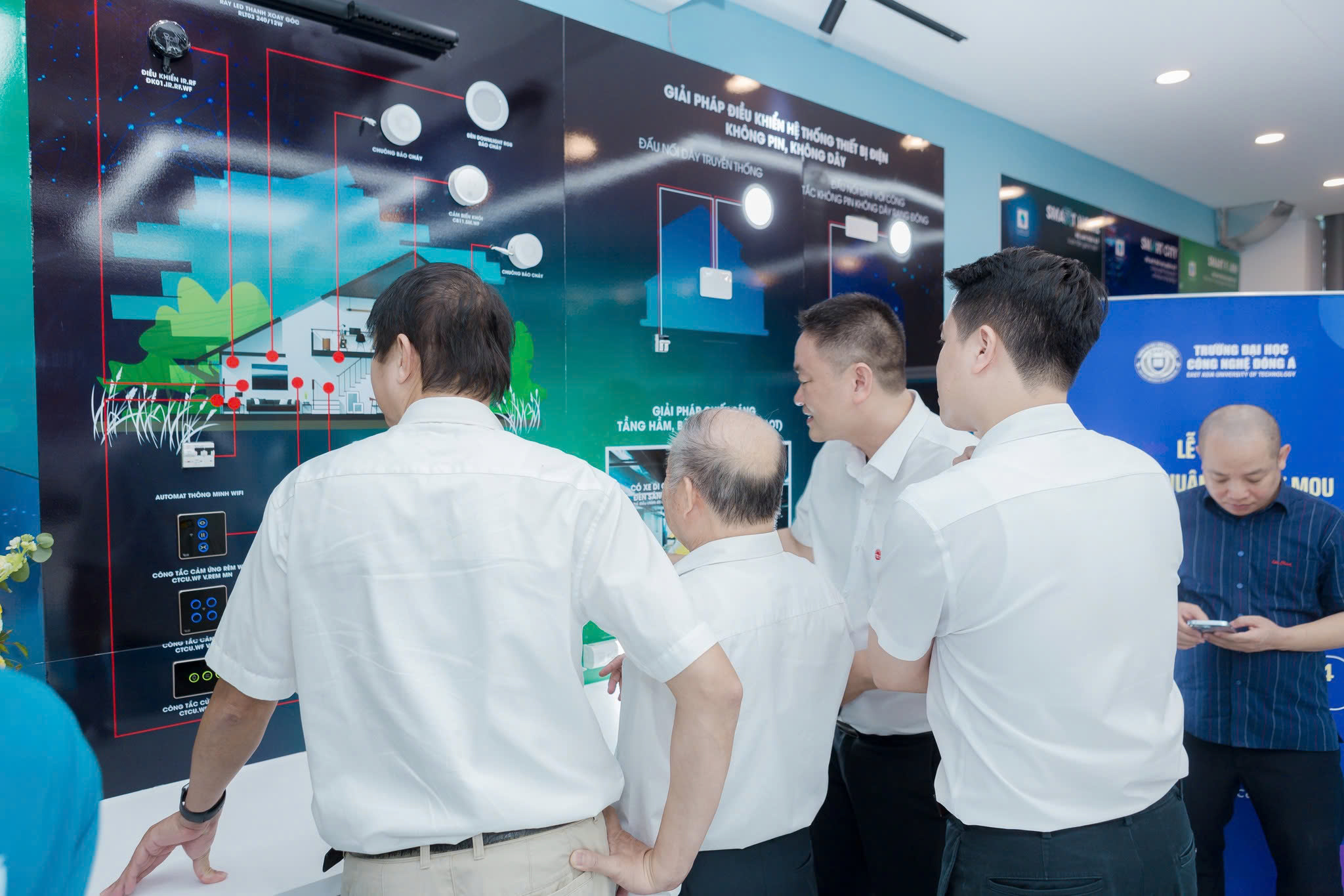 Phòng Thực hành Lab IoT - Rạng Đông được trang bị rất hiện đại
