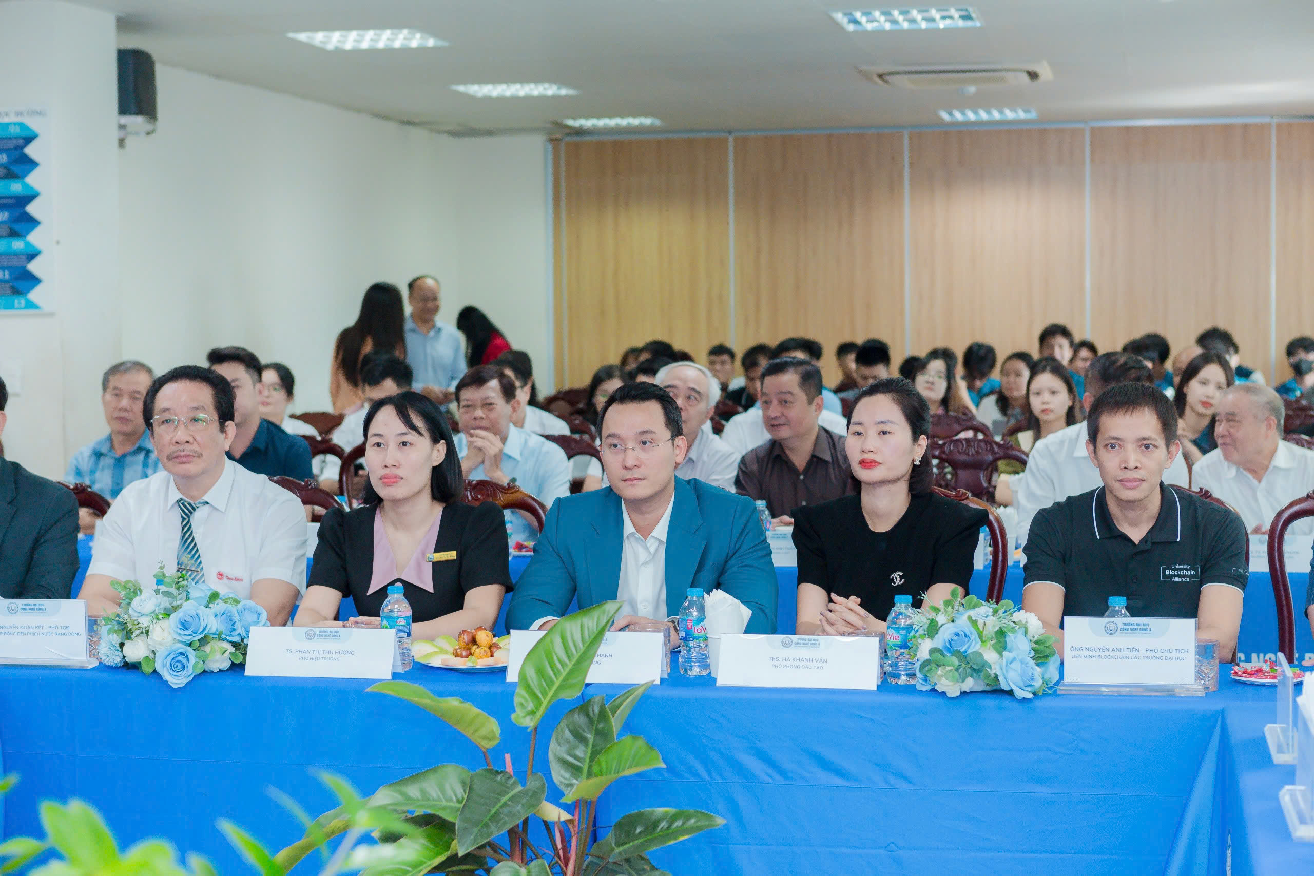Buổi lễ được tổ chức trong không khí trang trọng