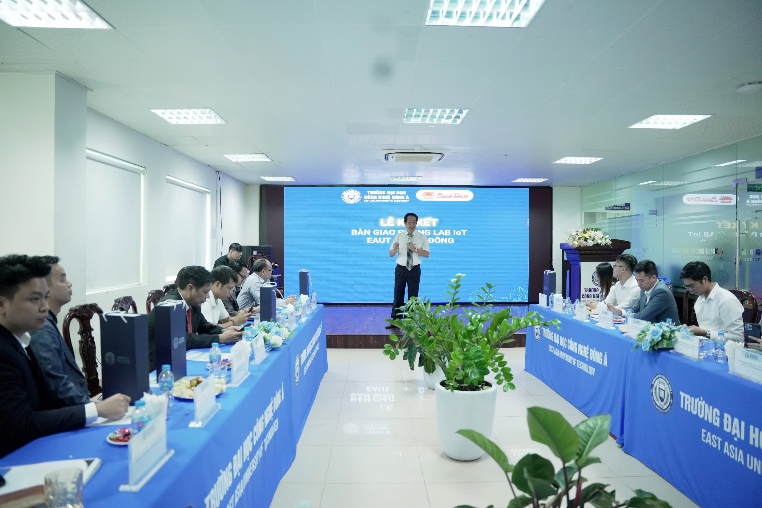 Phó TGĐ Nguyễn Đoàn Kết chia sẻ tại lễ ký kết hợp tác và bàn giao phòng LAB IoT- Rạng Đông