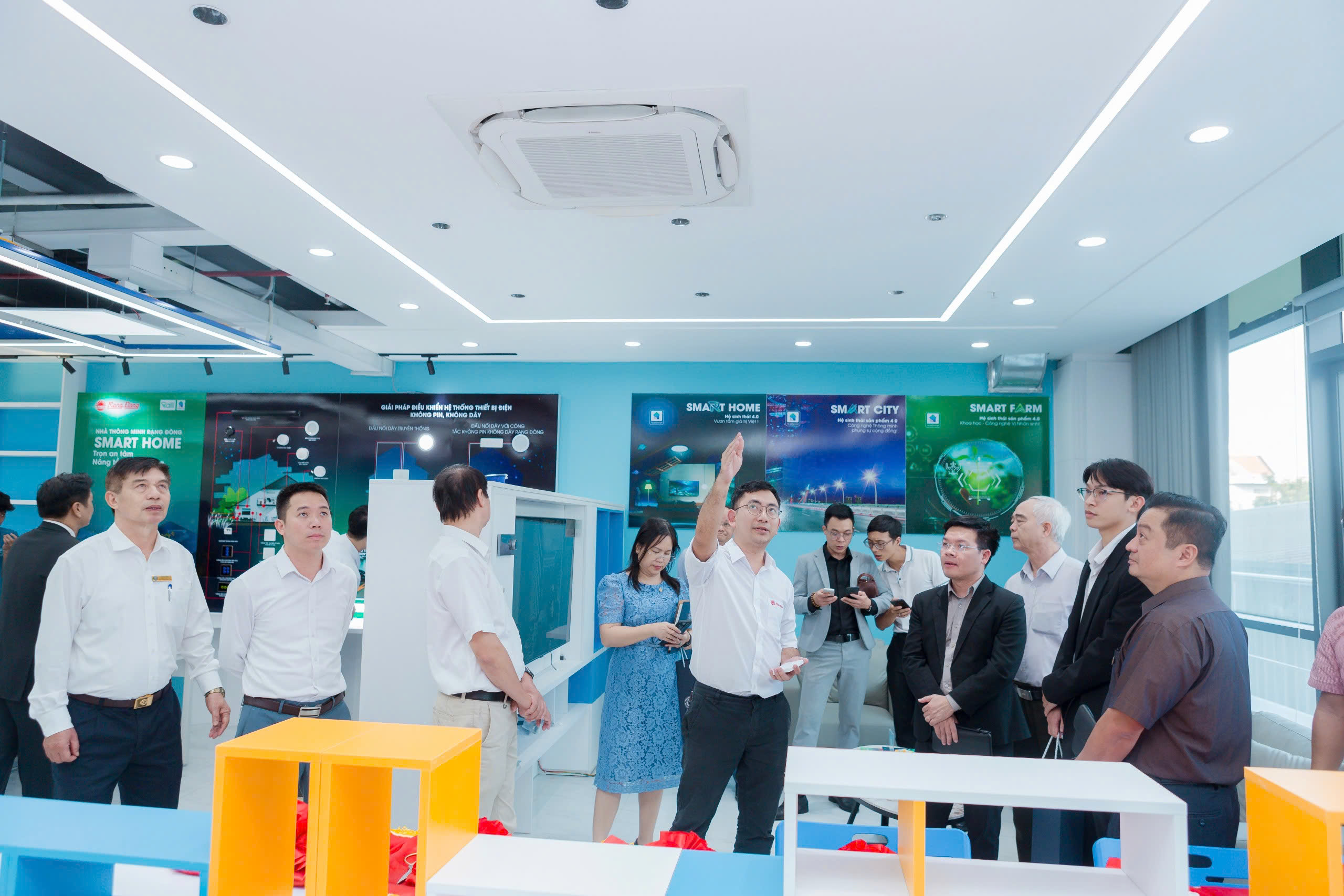Phòng Thực hành Lab IoT - Rạng Đông được trang bị rất hiện đại