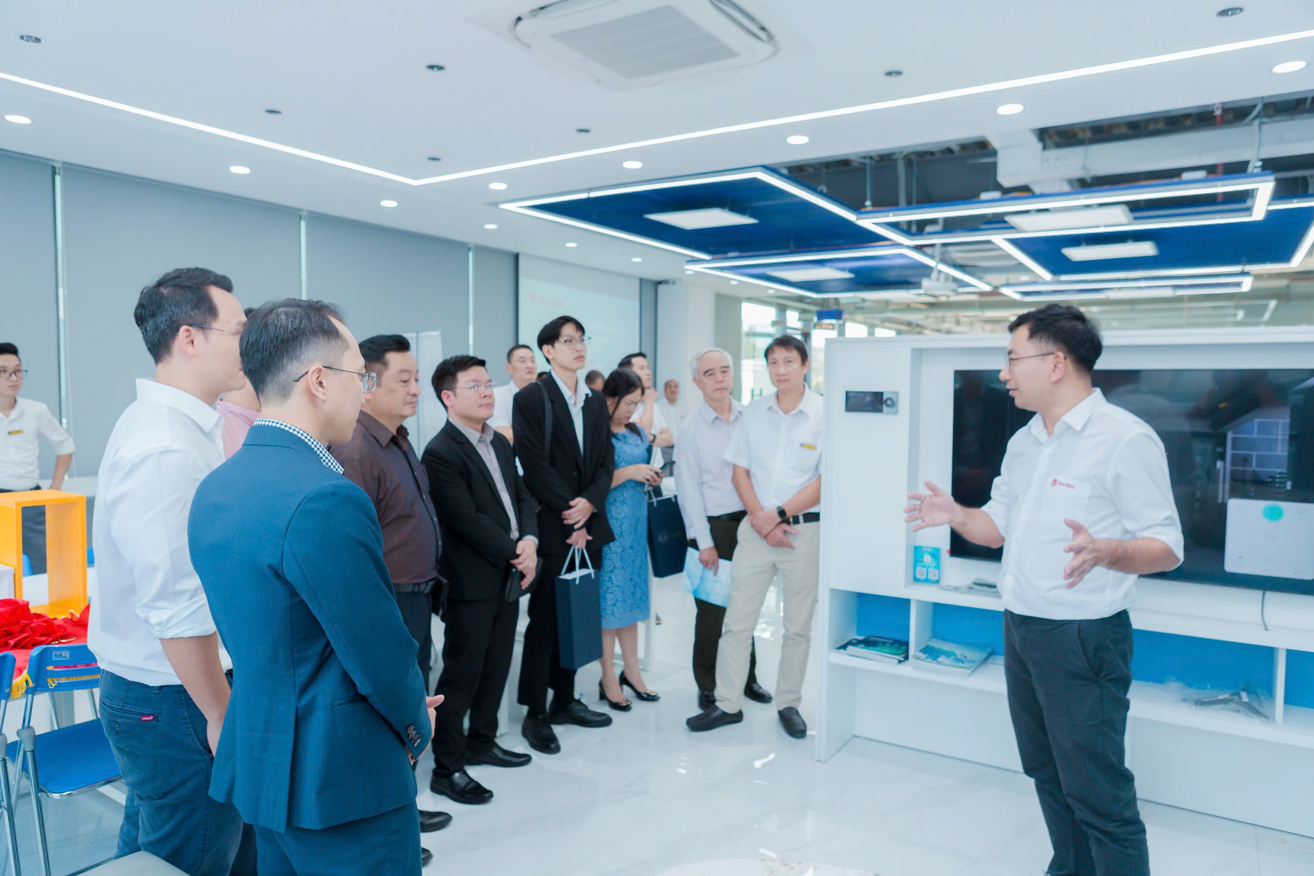 Phòng Thực hành Lab IoT - Rạng Đông được trang bị rất hiện đại