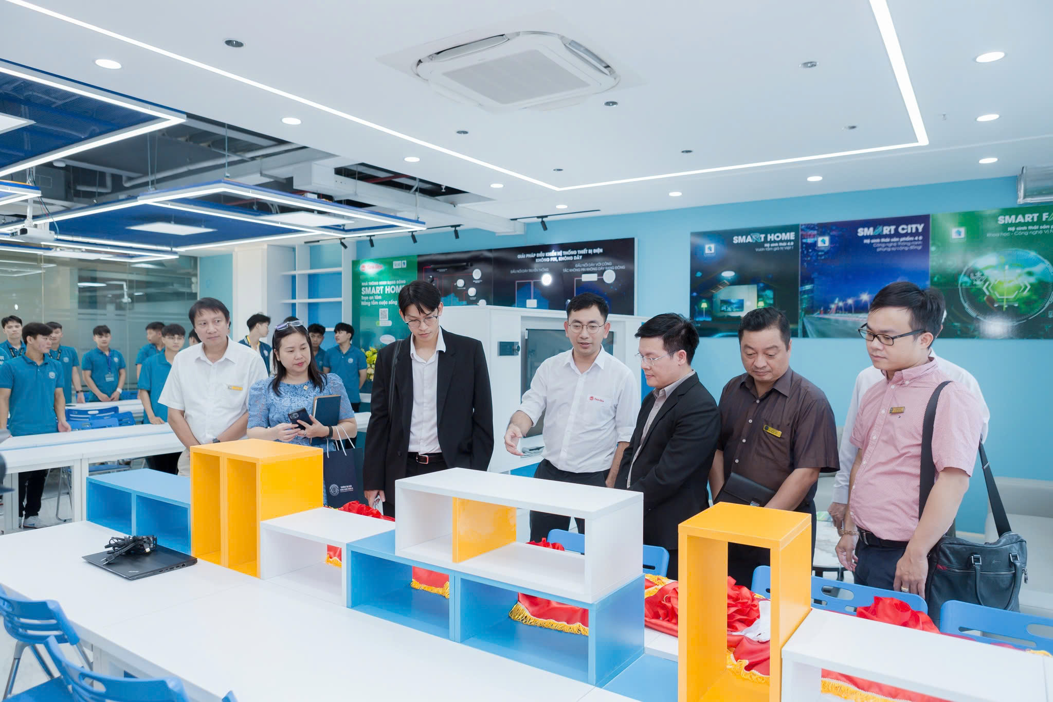 Phòng Thực hành Lab IoT - Rạng Đông được trang bị rất hiện đại