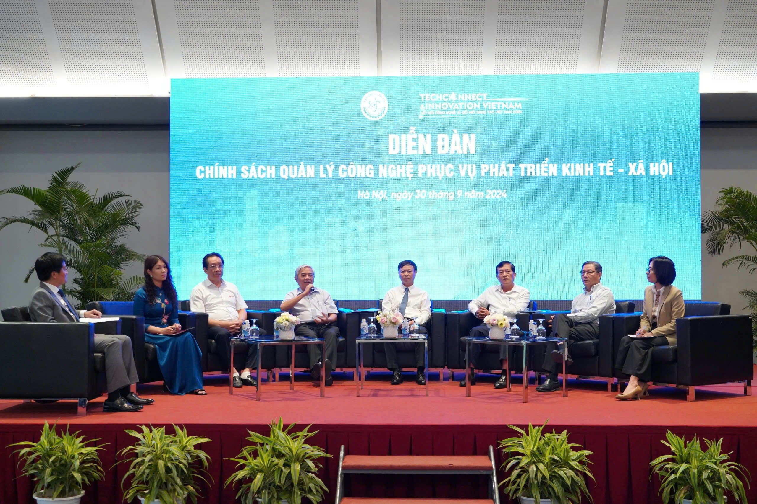 Các diễn giả tham gia phiên thảo luận tại diễn đàn Chính sách quản lý công nghệ phục vụ phát triển kinh tế - xã hội