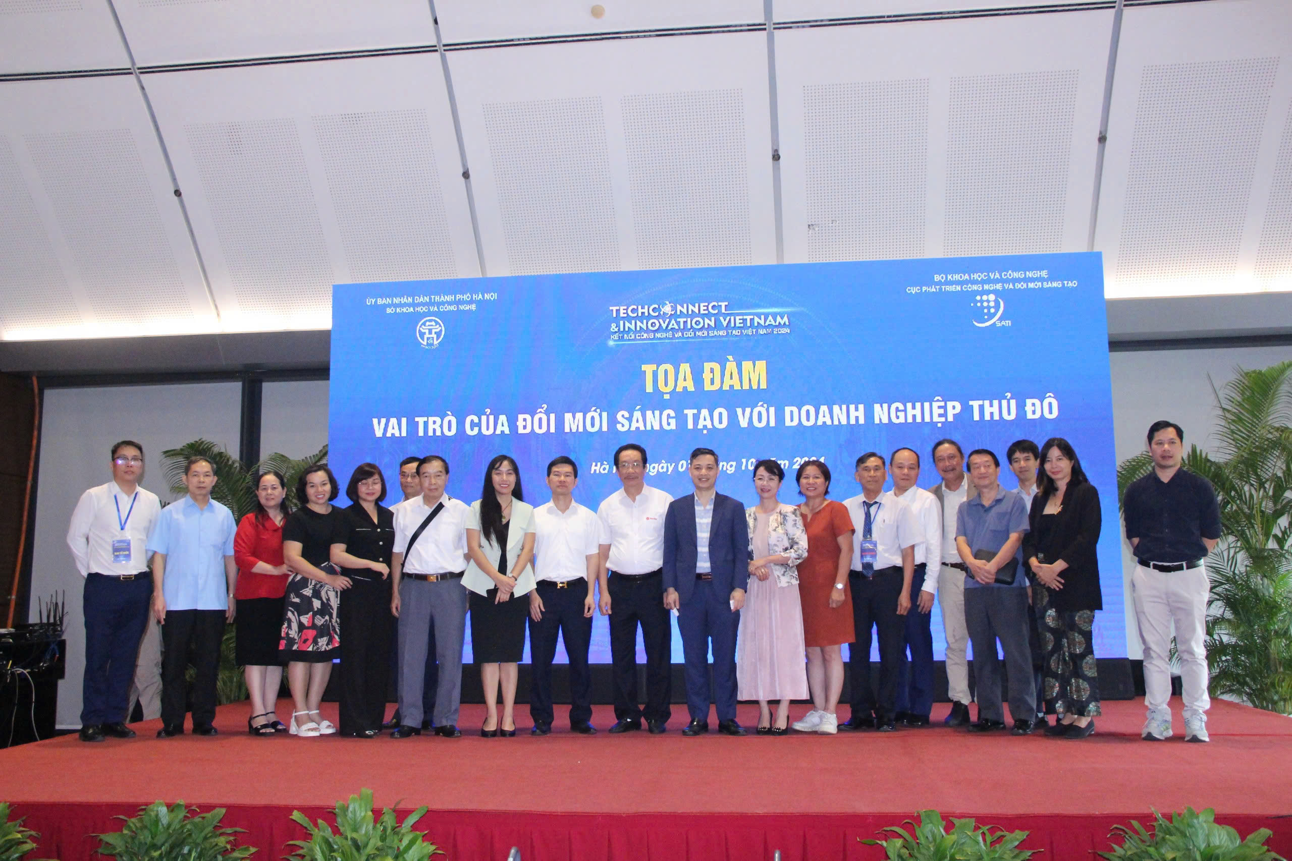 Đại diện các cơ quan ban ngành, các doanh nghiệp chụp ảnh lưu niệm tại sự kiện