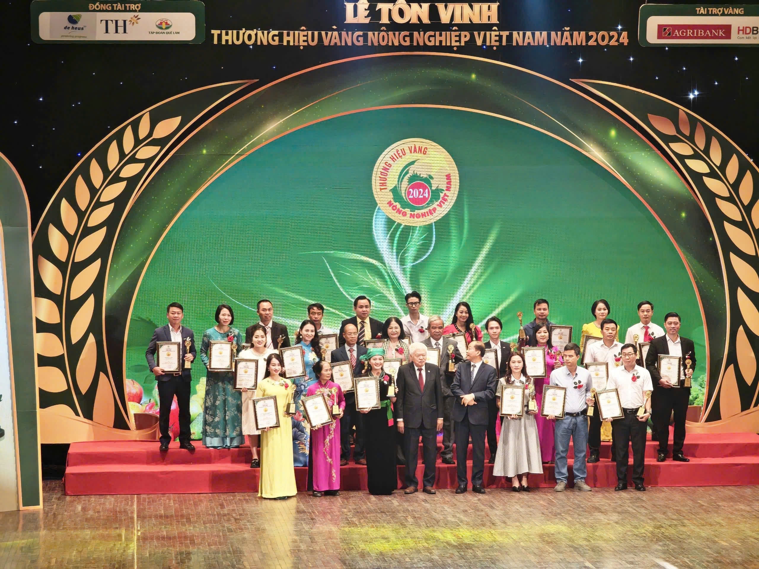 Đại diện các nhãn hàng được vinh danh Thương hiệu Vàng nông nghiệp Việt Nam 2024