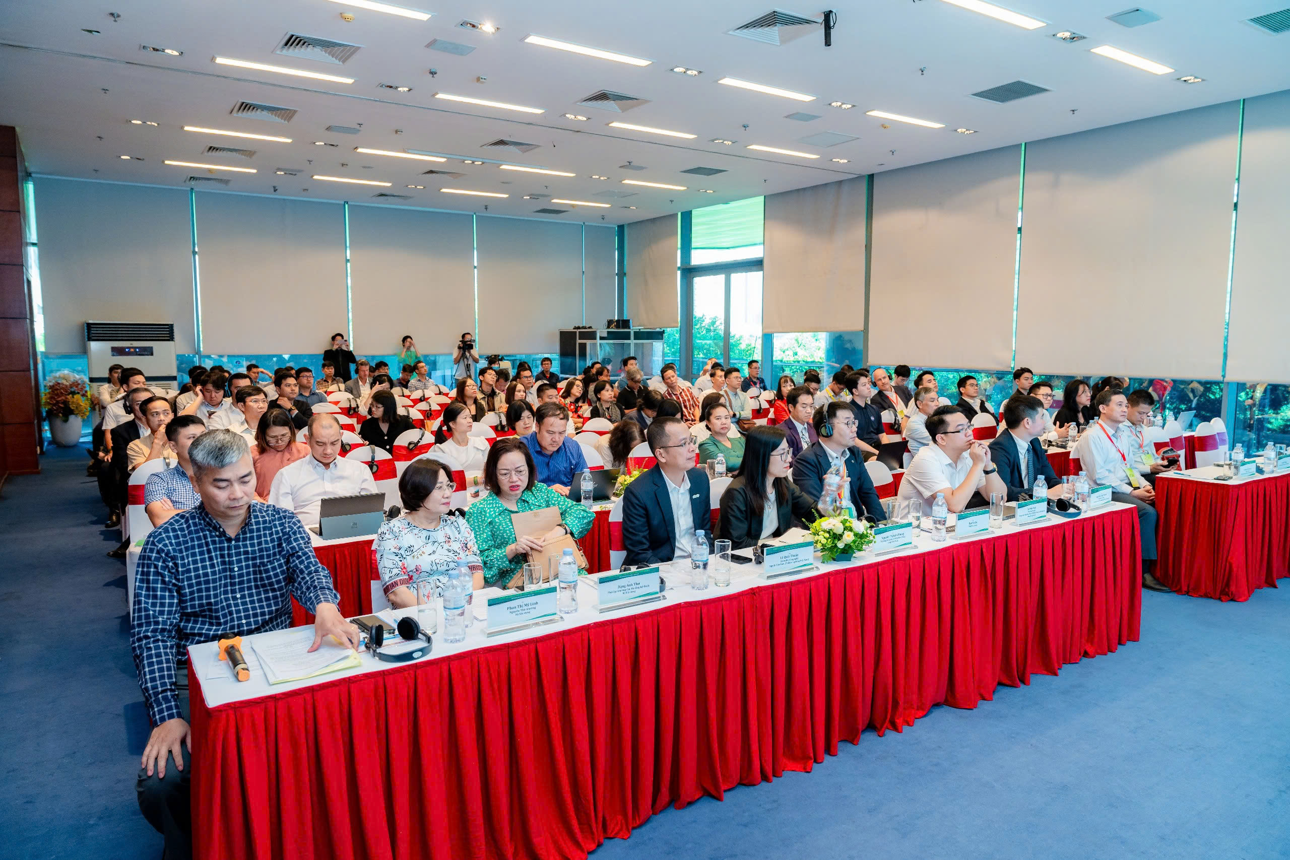 Rất đông quan khách tham gia hội thảo chuyên đề về Quy hoạch, quản lý phát triển đô thị và hạ tầng xanh