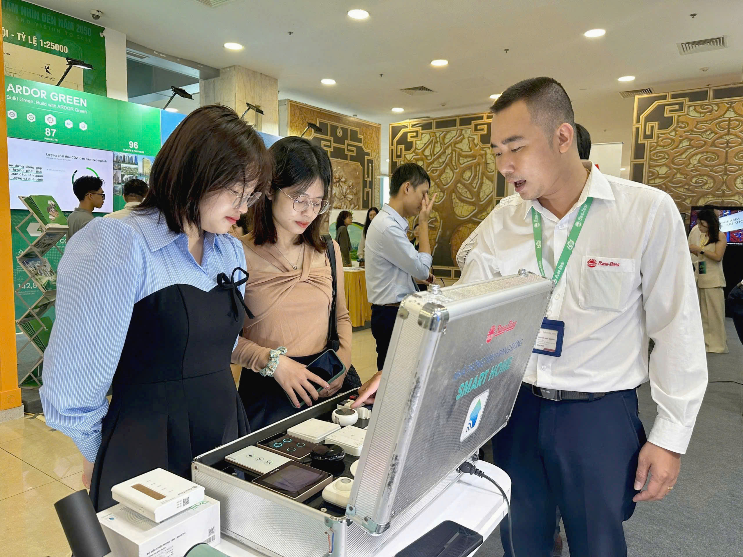 Khách hàng trải nghiệm Hệ sinh thái sản phẩm/dịch vụ -4.0+ của Rạng Đông