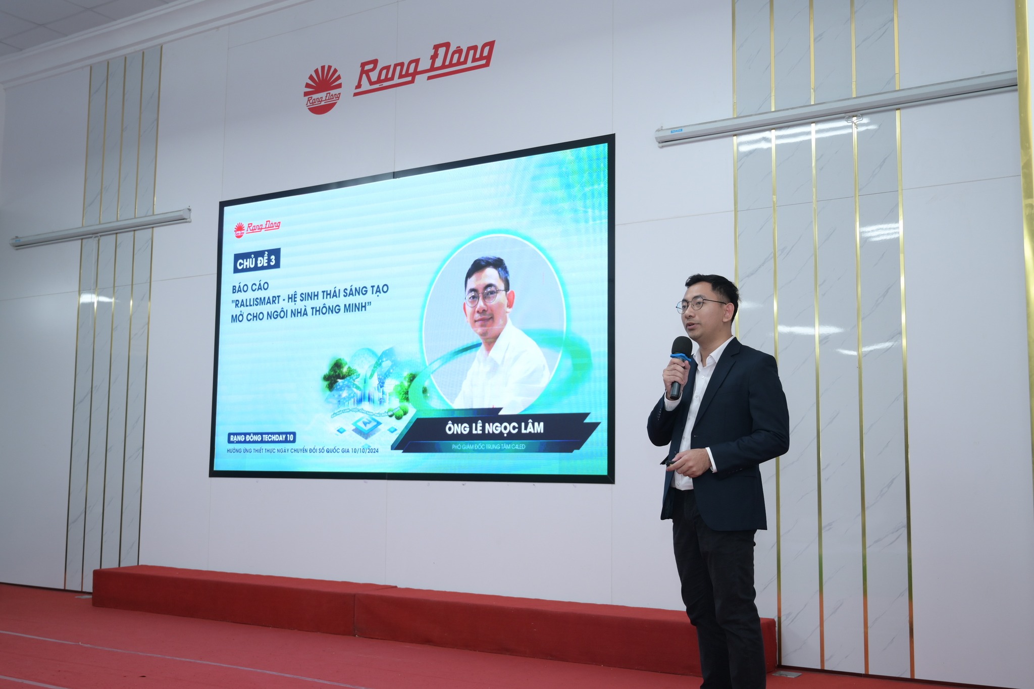 Ông Lê Ngọc Lâm – Phó Giám đốc Trung tâm nghiên cứu phát triển mô hình kinh doanh số đã báo cáo “RalliSmart – Hệ sinh thái sáng tạo mở cho ngôi nhà thông minh”.