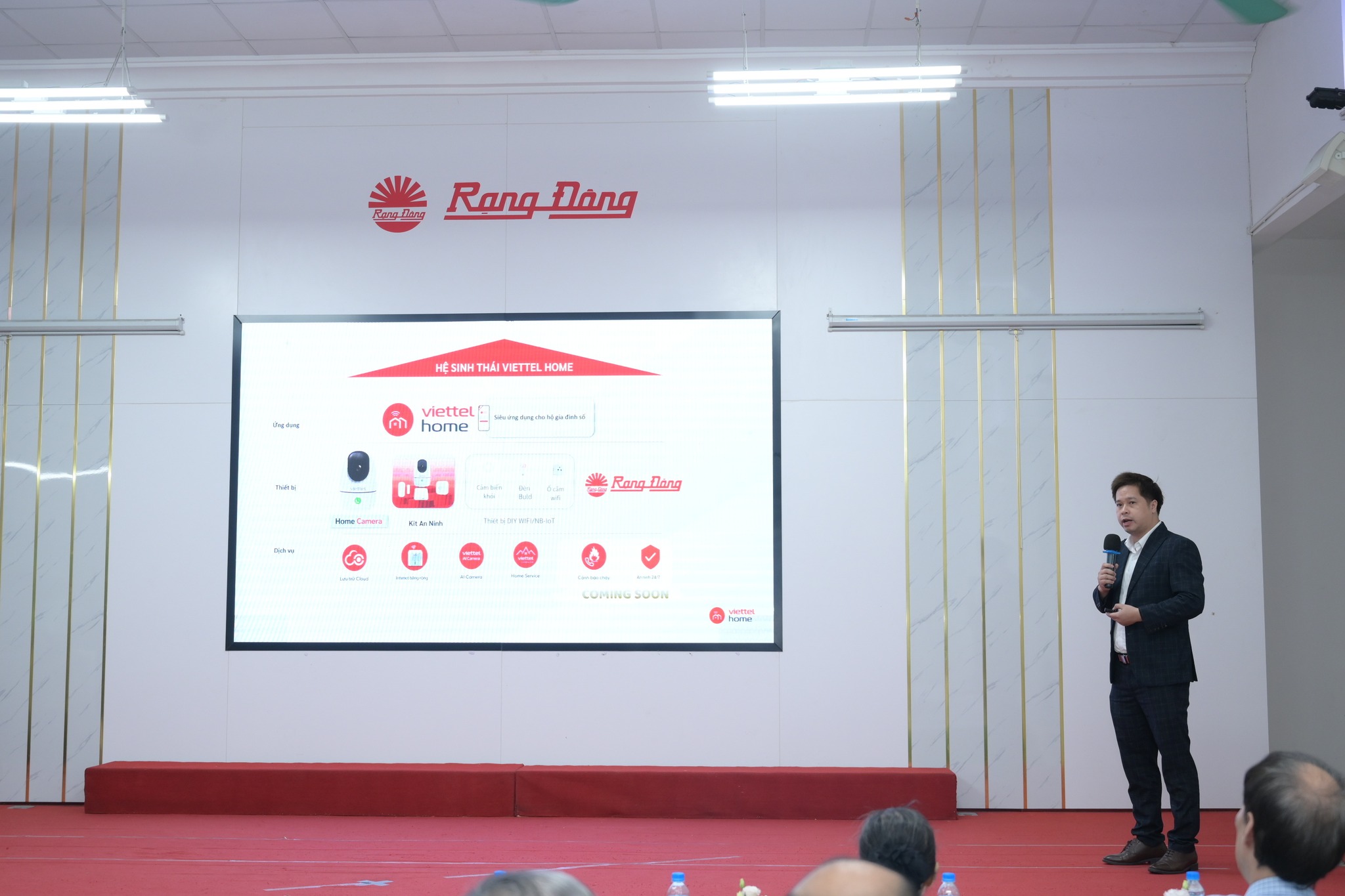 Ông Trương Duy Khánh – Trưởng Phòng sản phẩm IoT, Tổng công ty viễn thông Viettel có bài trình bày về “Hệ sinh thái Viettel home”.