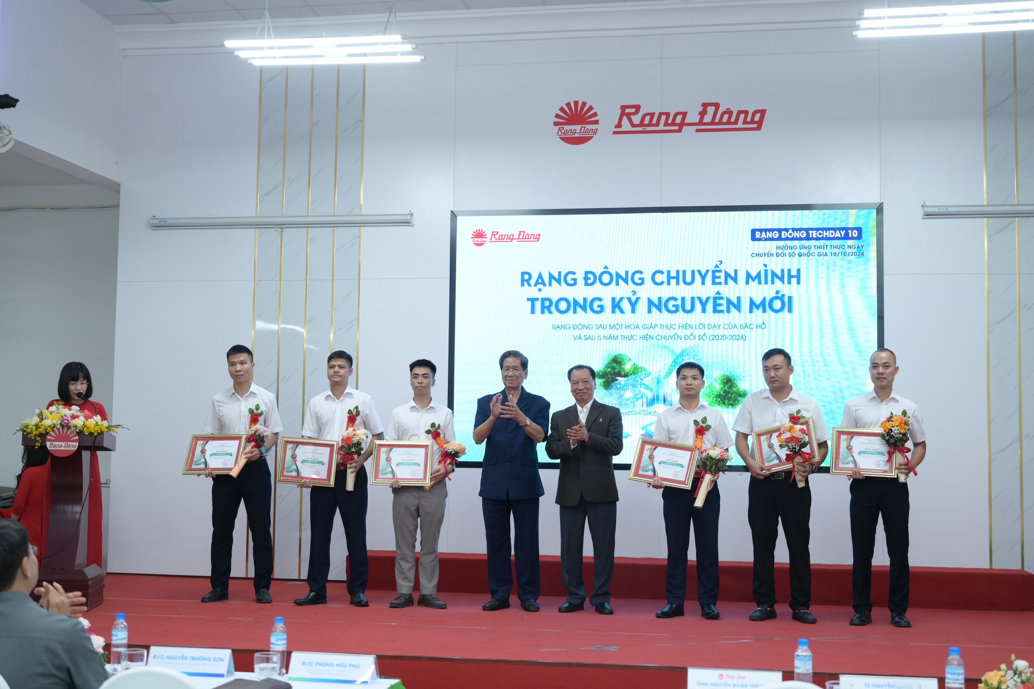 Đại diện các đề tài xuất sắc ứng dụng thành công thành tựu I-4.0+ lên nhận bằng khen