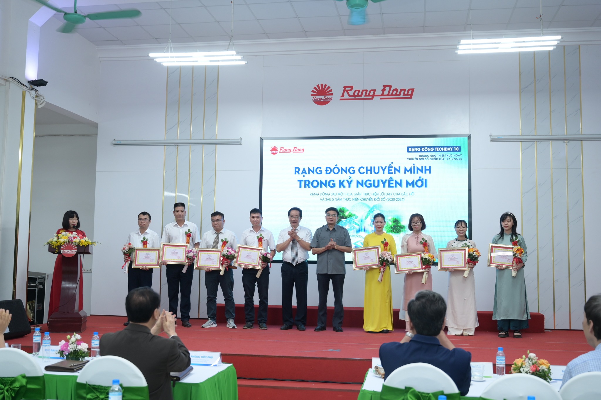 Đại diện các tập thể xuất sắc lên nhận bằng khen Ngày hội sáng tạo lần 10