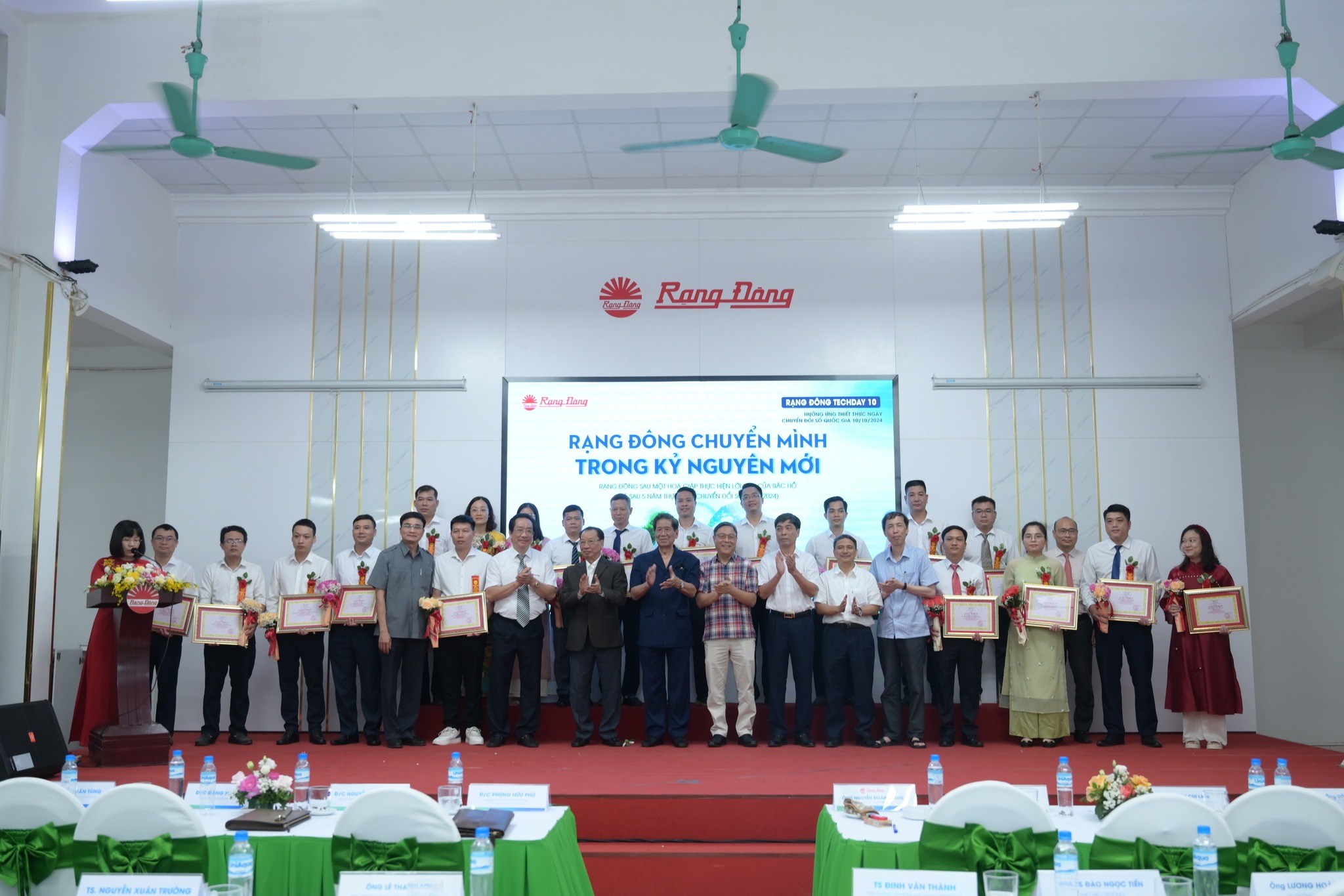 Các cá nhân xuất sắc trong Ngày hội sáng tạo lần 10 lên nhận bằng khen