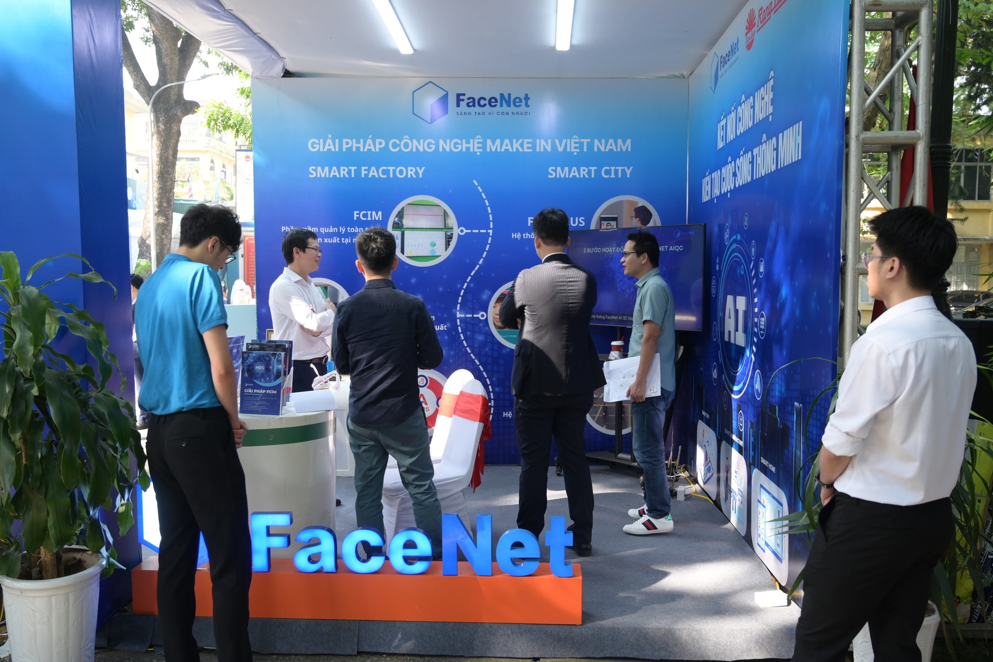 Các quan khách thăm quan gian hàng của các đối tác với Rạng Đông