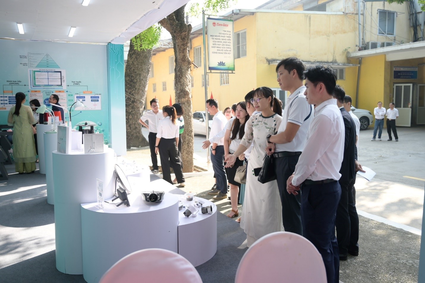 Các quan khách tham quan gian hàng triển lãm tại NHST lần 10
