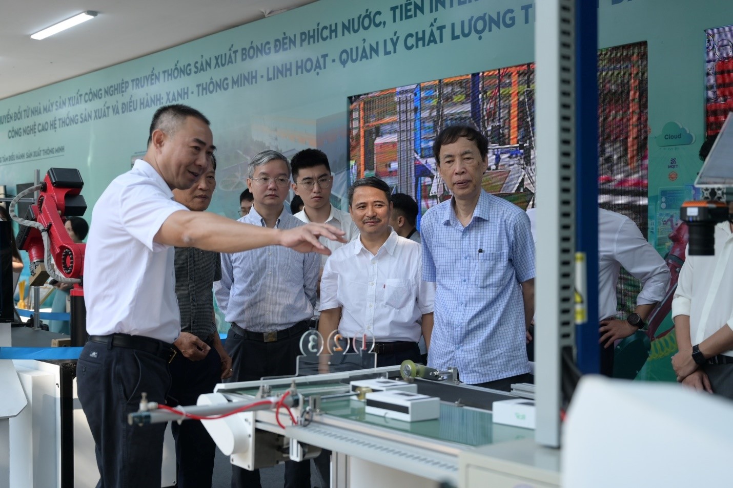 Các quan khách tham quan gian hàng triển lãm tại NHST lần 10