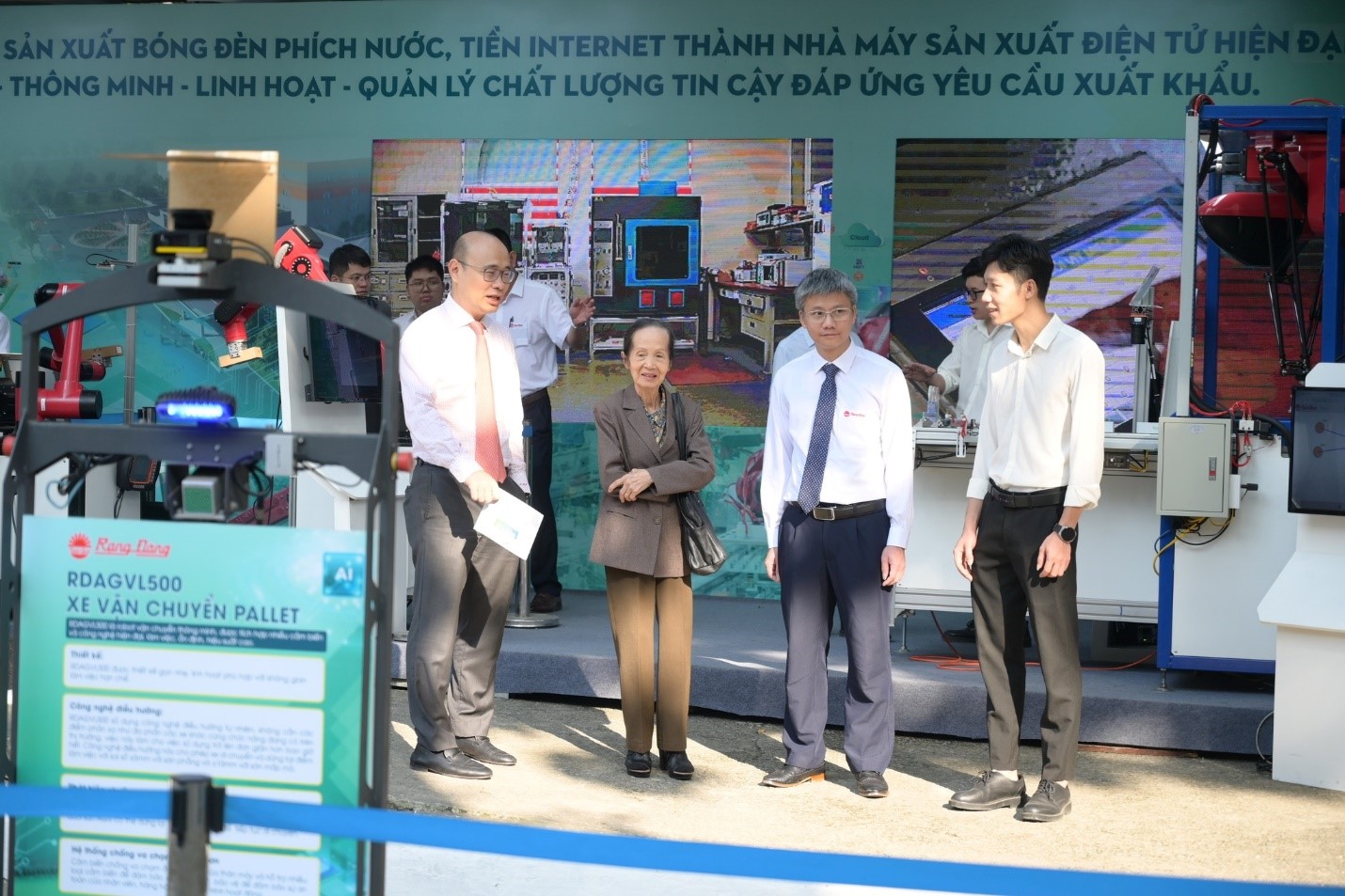 Bà Phạm Chi Lan - Chuyên gia kinh tế Cao cấp thăm quan, trải nghiệm DCSX Xanh - Thông minh - Linh hoạt - Quản lý chất lượng tin cậy với robot và AI của Rạng Đông.