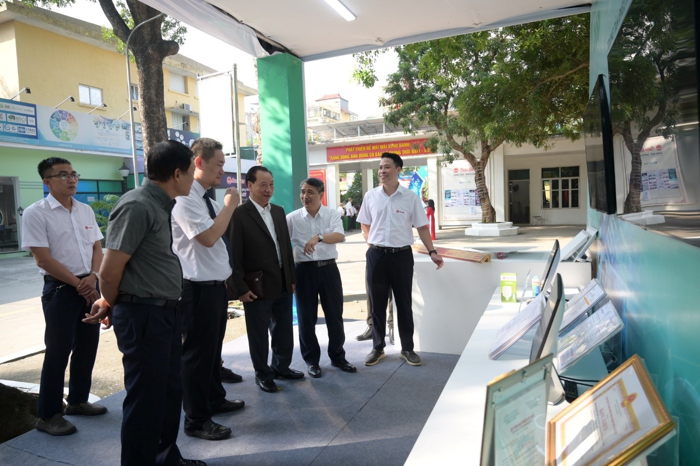 Đ/c Phùng Hữu Phú - Nguyên UV BCH TW Đảng, Nguyên Phó Bí thư thường trực Thành ủy Hà nội, Nguyên Chủ tịch HĐND TP Hà Nội, Nguyên Phó Chủ tịch Thường trực Hội đồng Lý luận Trung ương thăm quan, trải nghiệm khu vực điều hành sản xuất số thông minh Xưởng LED-Điện tử & TBCS Rạng Đông.