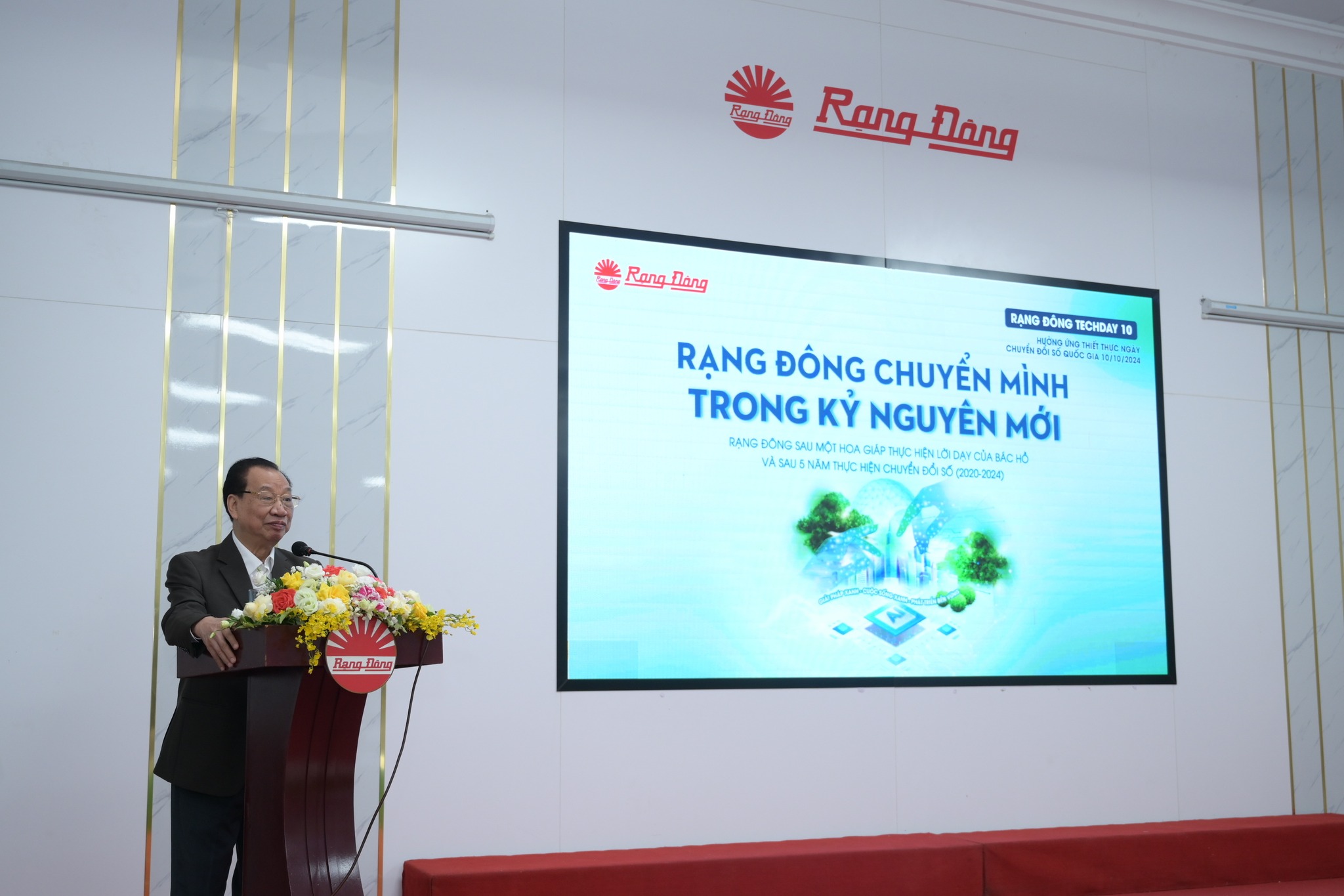 Đ/c Phùng Hữu Phú - Nguyên UV BCH TW Đảng, Nguyên Phó Bí thư thường trực Thành ủy Hà nội, Nguyên Chủ tịch HĐND TP Hà Nội, Nguyên Phó Chủ tịch Thường trực Hội đồng Lý luận Trung ương phát biểu tại sự kiện.