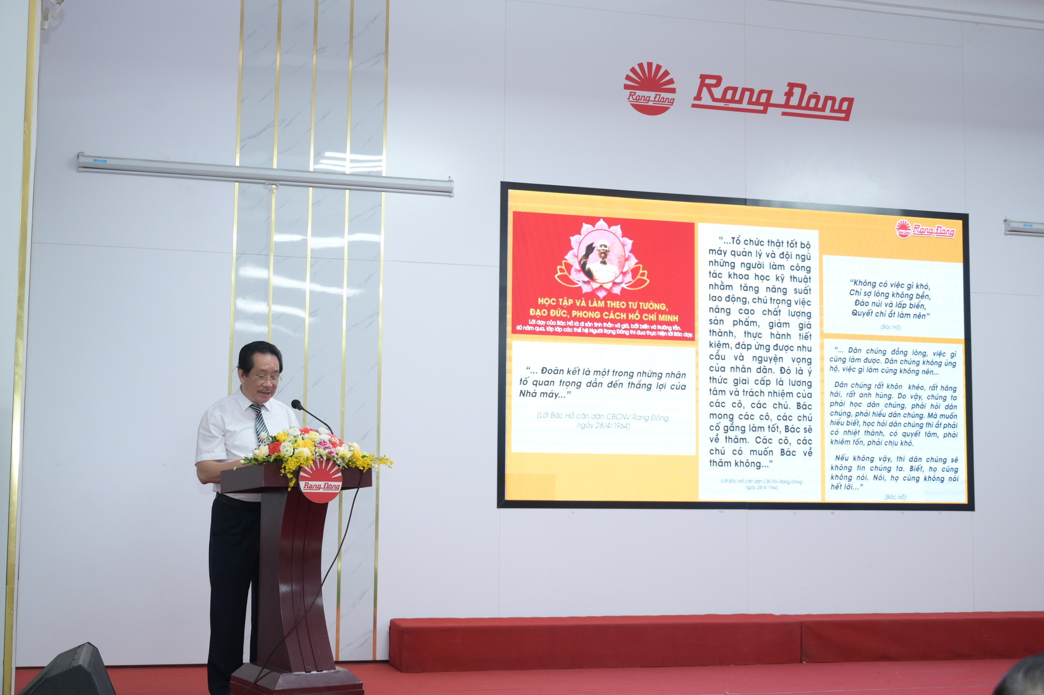 Ông Nguyễn Đoàn Kết – Phó TGĐ Công ty đã báo cáo “ Rạng Đông – các thử nghiệm đột phá, chuyển mình thích ứng thời đại mới”
