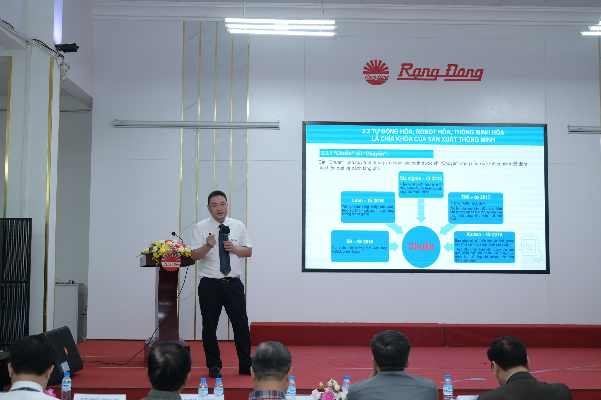 Ông Nguyễn Hoàng Kiên – Quản đốc Xưởng LED, Điện tử & TBCS đã báo cáo “Chuyển một Doanh nghiệp sản xuất công nghiệp truyền thống tiền internet sang Doanh nghiệp Xanh – Thông minh – Linh hoạt – Quản lý chất lượng tin cậy”