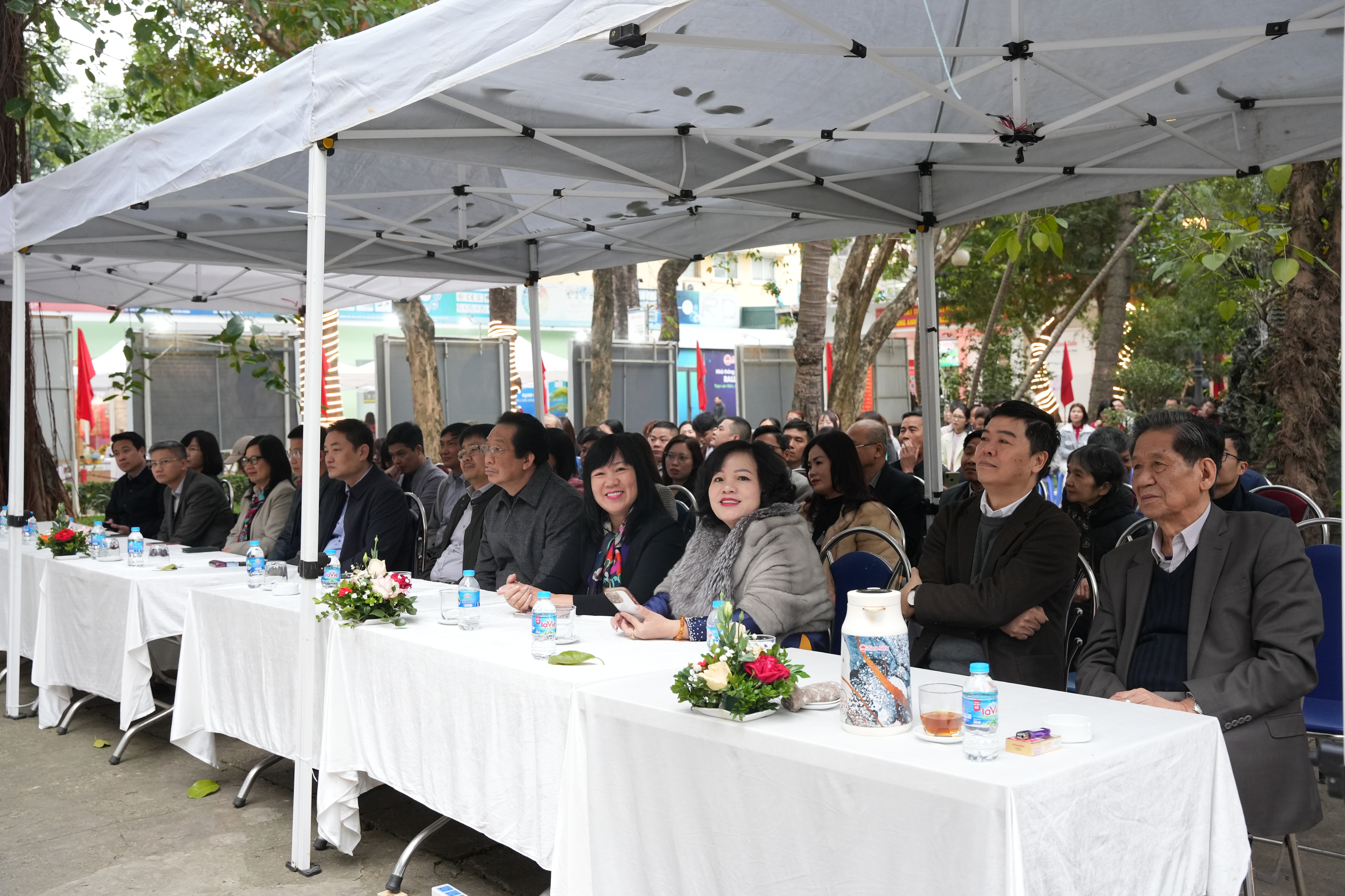 Ban lãnh đạo công ty, các thầy cô chuyên gia tư vấn, ban giám khảo và đông đảo CBCNV tham gia lễ khai mạc hội thi